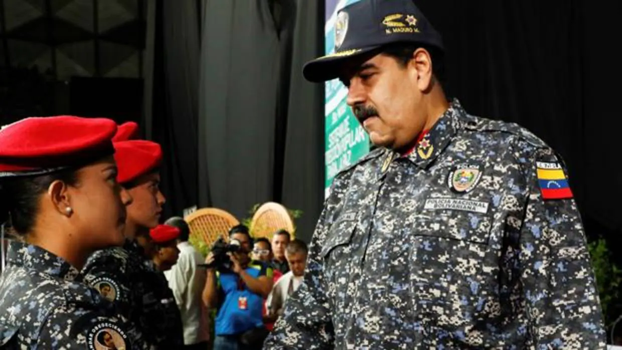 Maduro saluda a un nuevo agente de la Policia Nacional Bolivariana, recien graduado