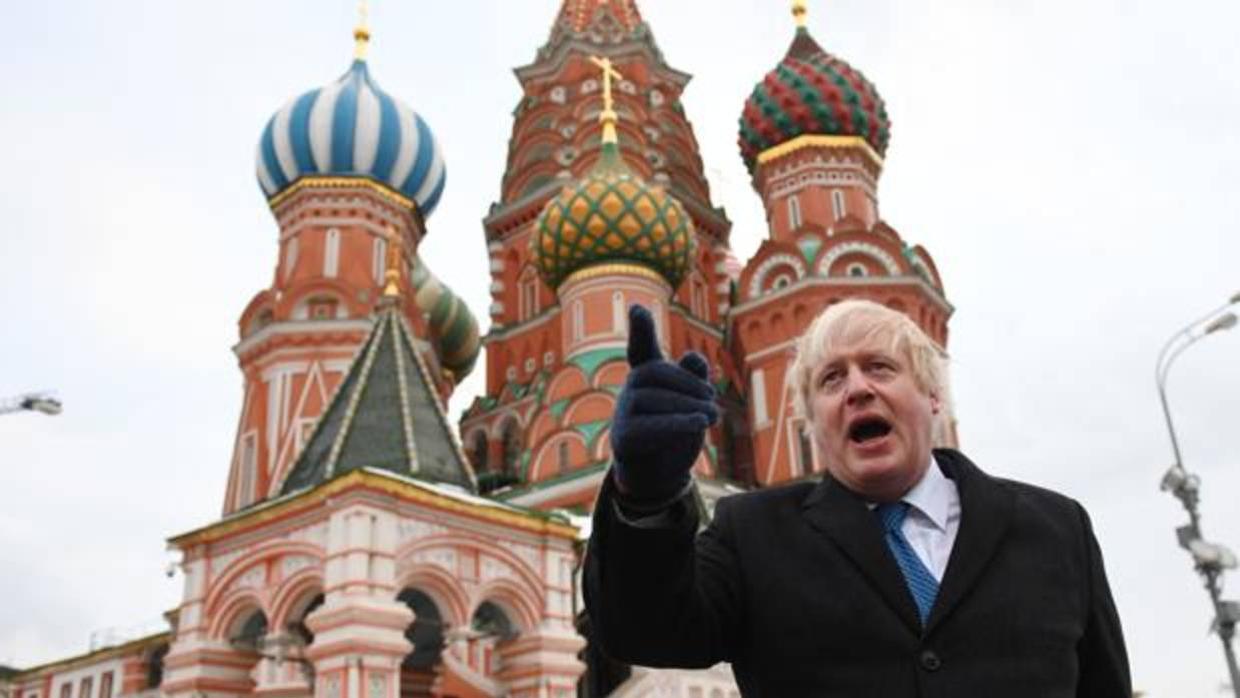 Boris Johnson, frente a la catedral de San Basilio, en la plaza Roja de Moscú, durante su visita a Rusia