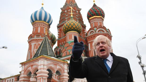 Boris Johnson pide «pasar página» a las injerencias rusas en Occidente