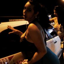 Transexuales venezolanos esperan clientes en una calle de Boa Vista
