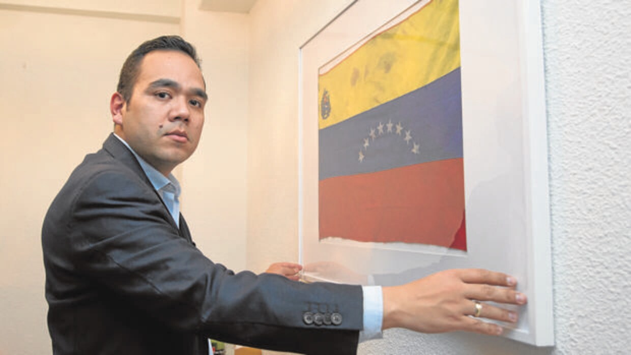 Carlos Moreno, frente a la bandera venezolana con restos de la sangre de su hermano Paúl