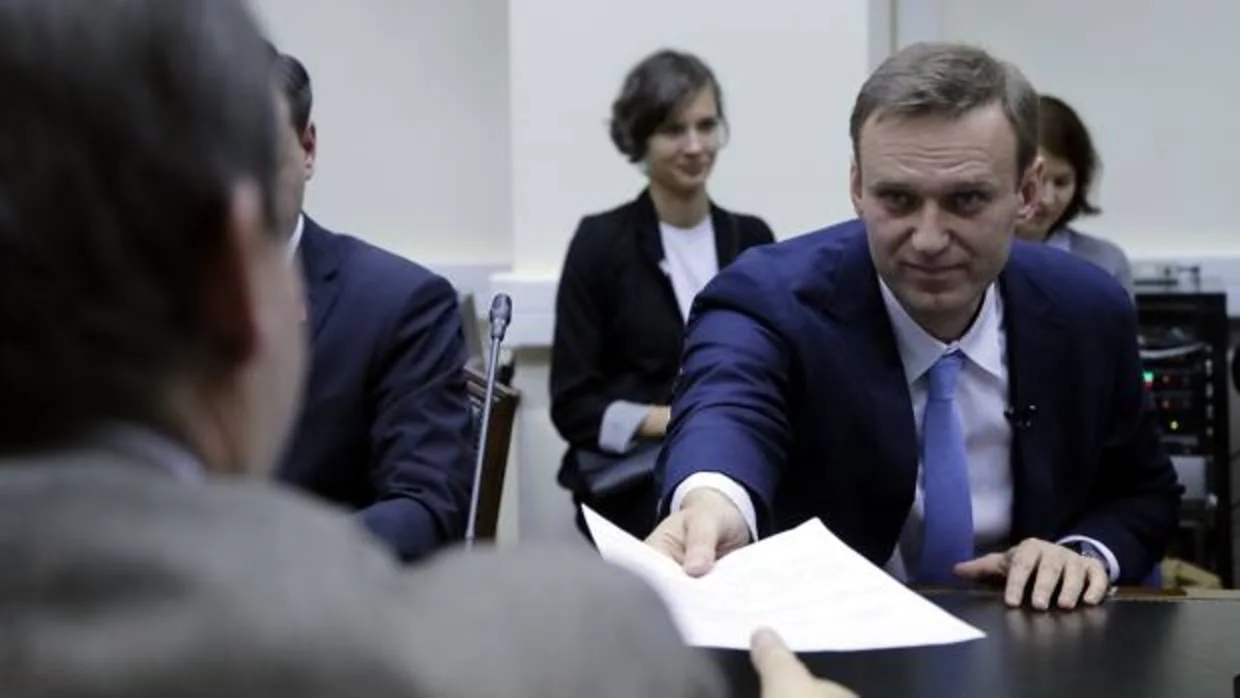Navalni entrega la documentación para presentarse como candidato