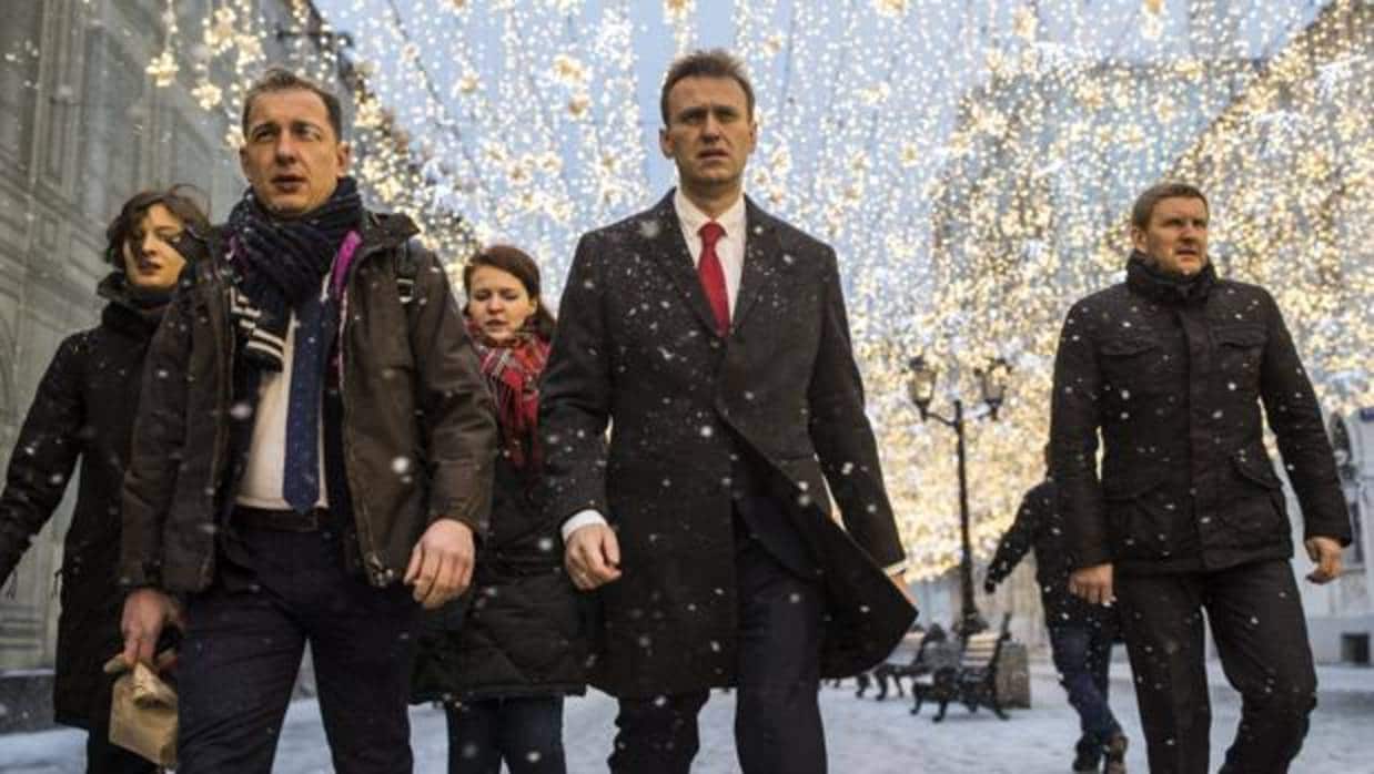 Alexéi Navalni, en el centro, se dirige ayer a la Comisión Electoral Central