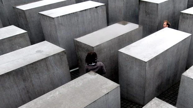 El líder del AfD que «insultó» al memorial del Holocausto es acosado por una réplica del monumento