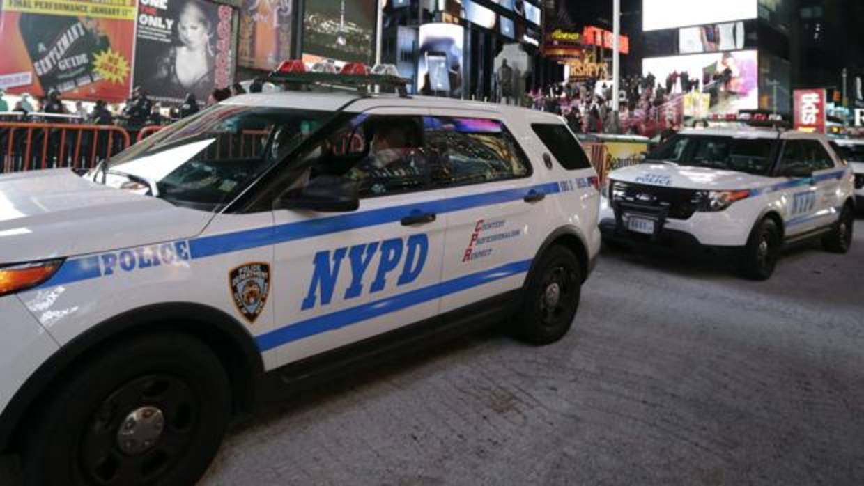 Imagen de archivo de dos vehículos policiales en Nueva York