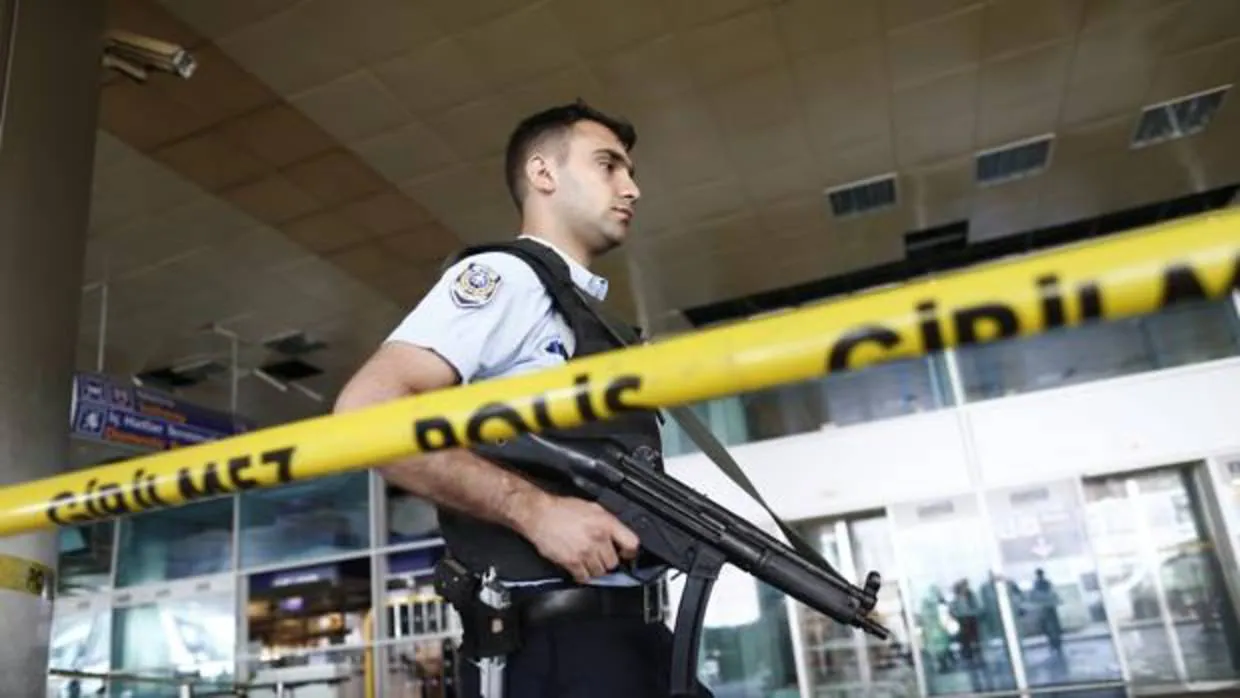 La policía acordona una zona del aeropuerto internacional de Atatürk tras un atentado en Estambul en 2016