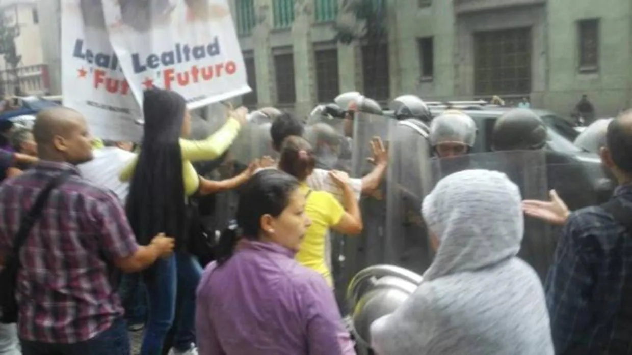 Empleados de la Alcaldía de Caracas protestan frente a la Vicepresidencia de Venezuela