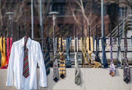 Camisas y corbatas colgadas en las rejas del edificio de Gobierno de Kosovo