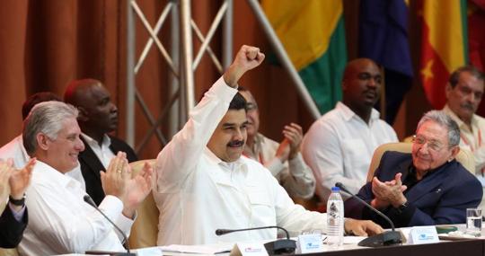 Nicolás Maduro, entre Raúl Castro y Miguel Díaz Canel (i), durante una cumbre del ALBA el pasado 14 de diciembre en La Habana