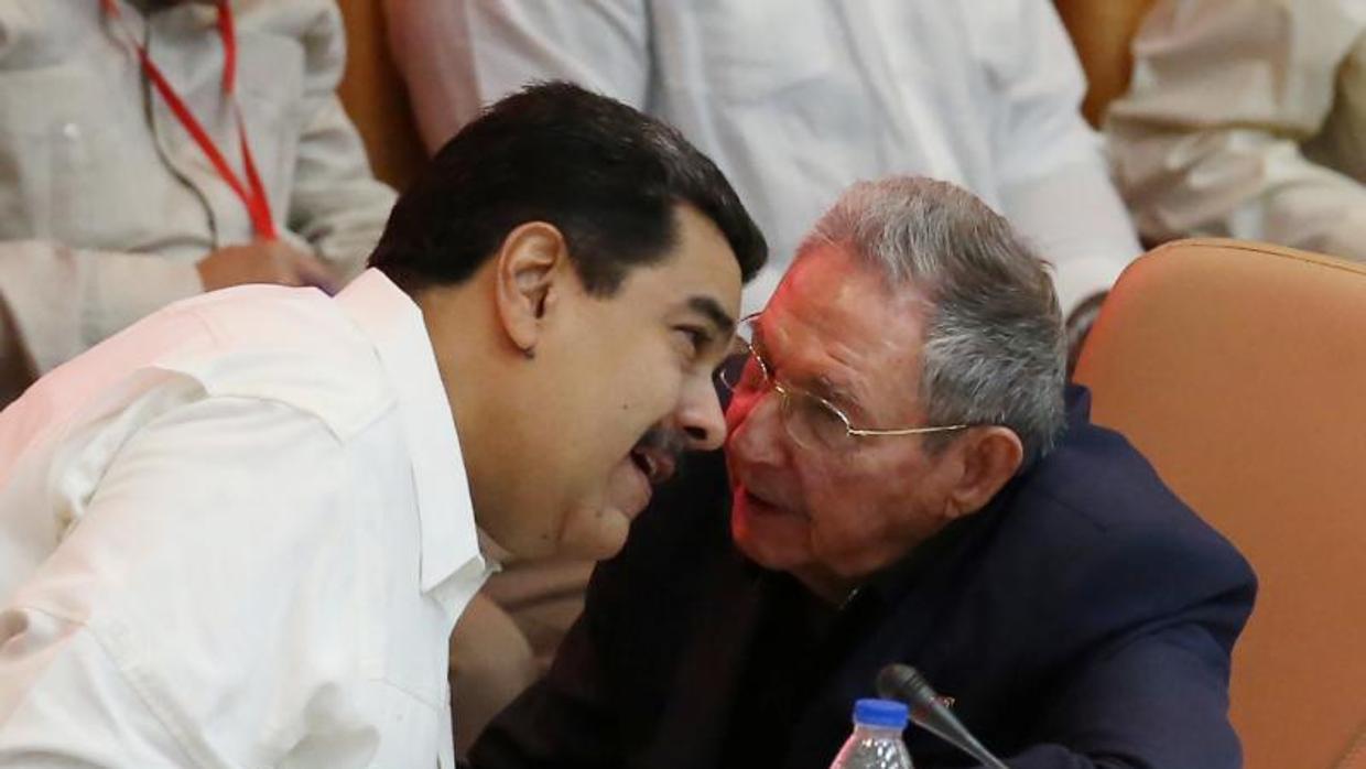 Raúl Castro y Nicolás Maduro comparten confidencias durante el 13 aniversario de la creación del ALBA (Alianza Bolivariana para los Pueblos de Nuestra América), el pasado14 de diciembre en La Habana