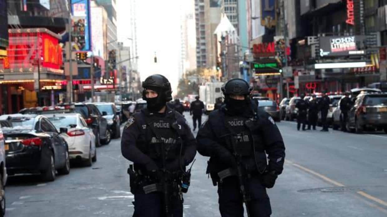 Dos policías en Nueva York, que ha reforzado su seguridad para celebrar el fin del 2017