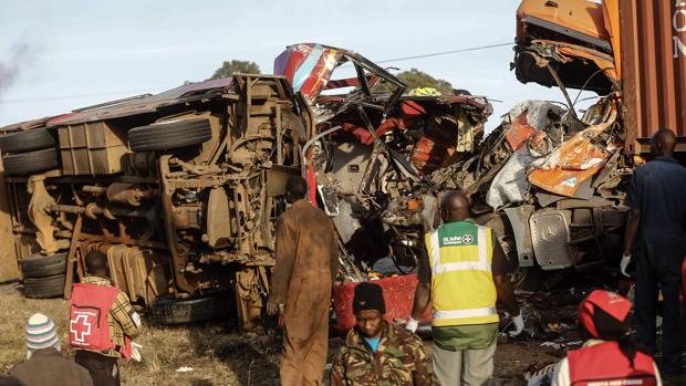 Al menos 36 muertos por el choque de un autobús y un camión en Kenia