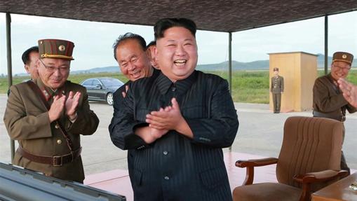 Kim Jong-un aplaude el lanzamiento de un misil balístico este año