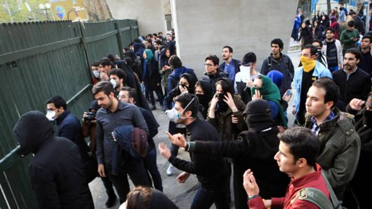 Estudiantes iraníes se enfrentan a la policía en la universidad de Teherán
