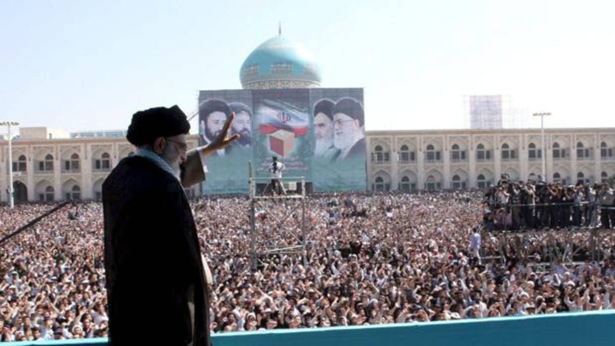 El líder supremo iraní, Ali Jamenei, saluda a los cientos de miles de peregrinos en un acto que tuvo lugar en el sur de Teherán en junio de 2009