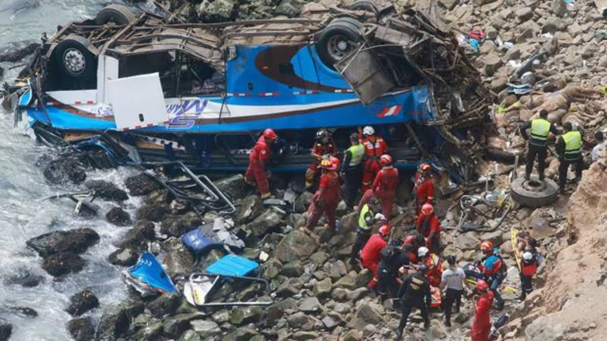 Fotografía de las labores de rescate realizadas en el autobús despeñado en Perú