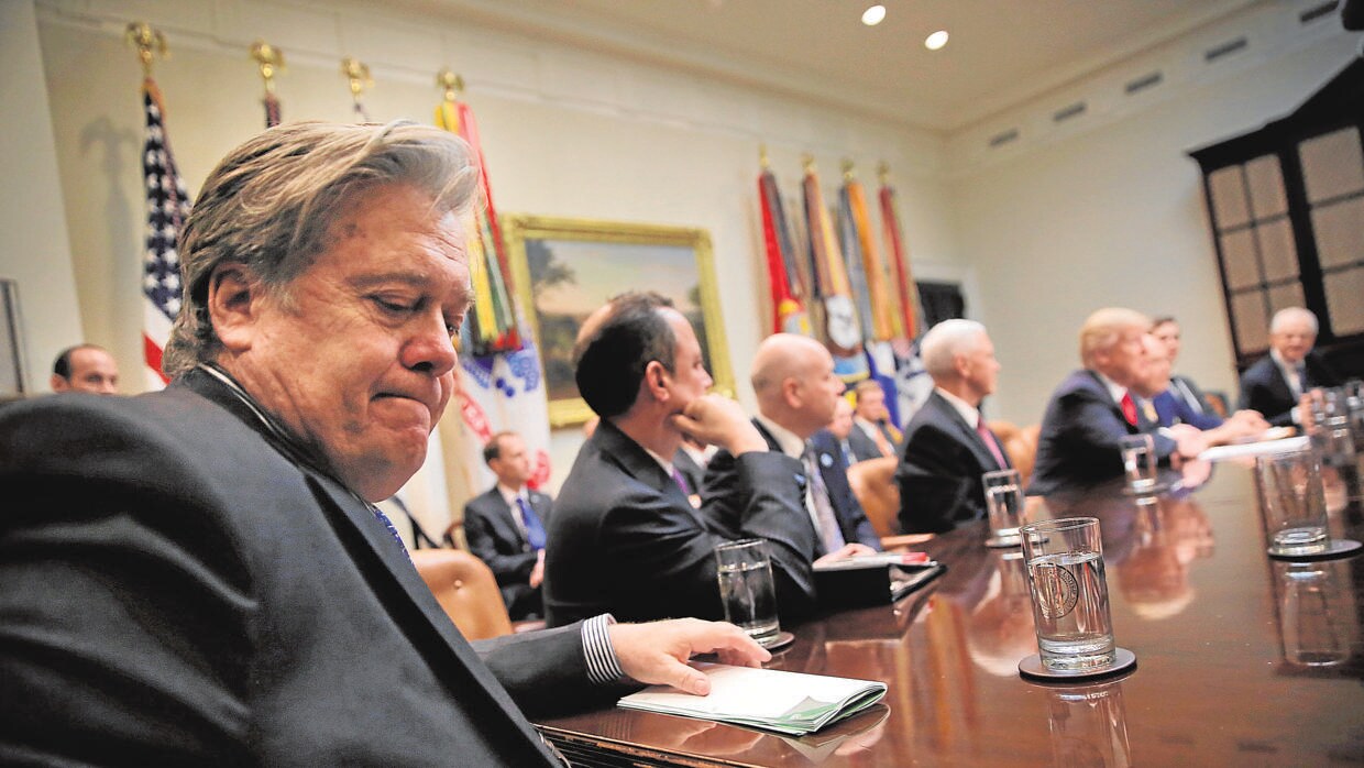 Steve Bannon, en una reunión con Donald Trump el pasado 2 de febrero