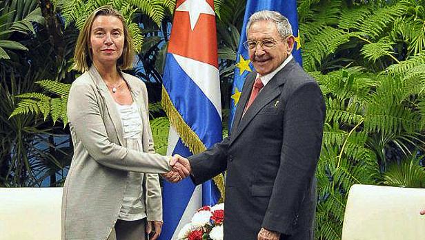 «Mogherini ha ido a hacerse una foto con Raúl Castro sin contactar con los opositores»