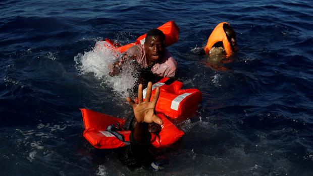 Fuerzas italianas recuperan ocho cuerpos y rescatan a 84 personas en el Mediterráneo