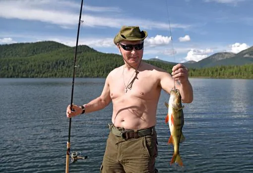 El presidente ruso, con una captura durante una jornada de pesca en Siberia