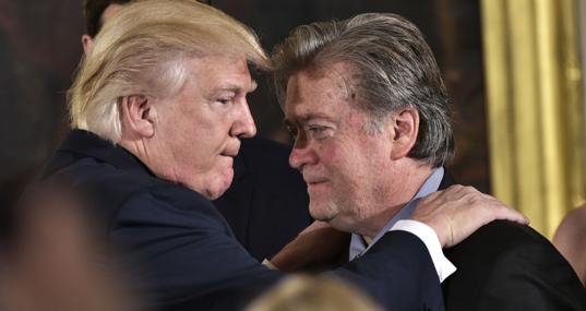 Trump, con Bannon en enero de 2017, tras su nombramiento como estratega jefe