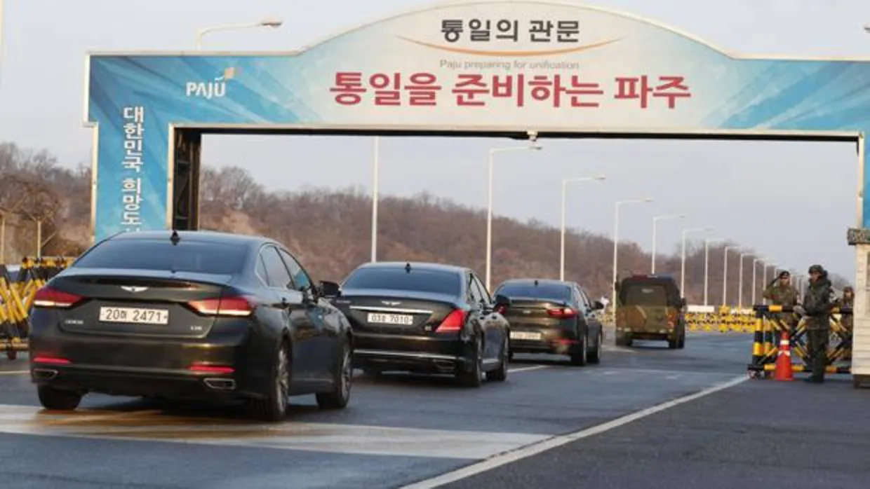 Una caravana que transporta a delegados de Corea del Sur, incluido el delegado jefe de Corea del Sur Cho Myoung-Gyon, transita el puente Tongil para entrar en el pueblo de tregua de Panmunjom