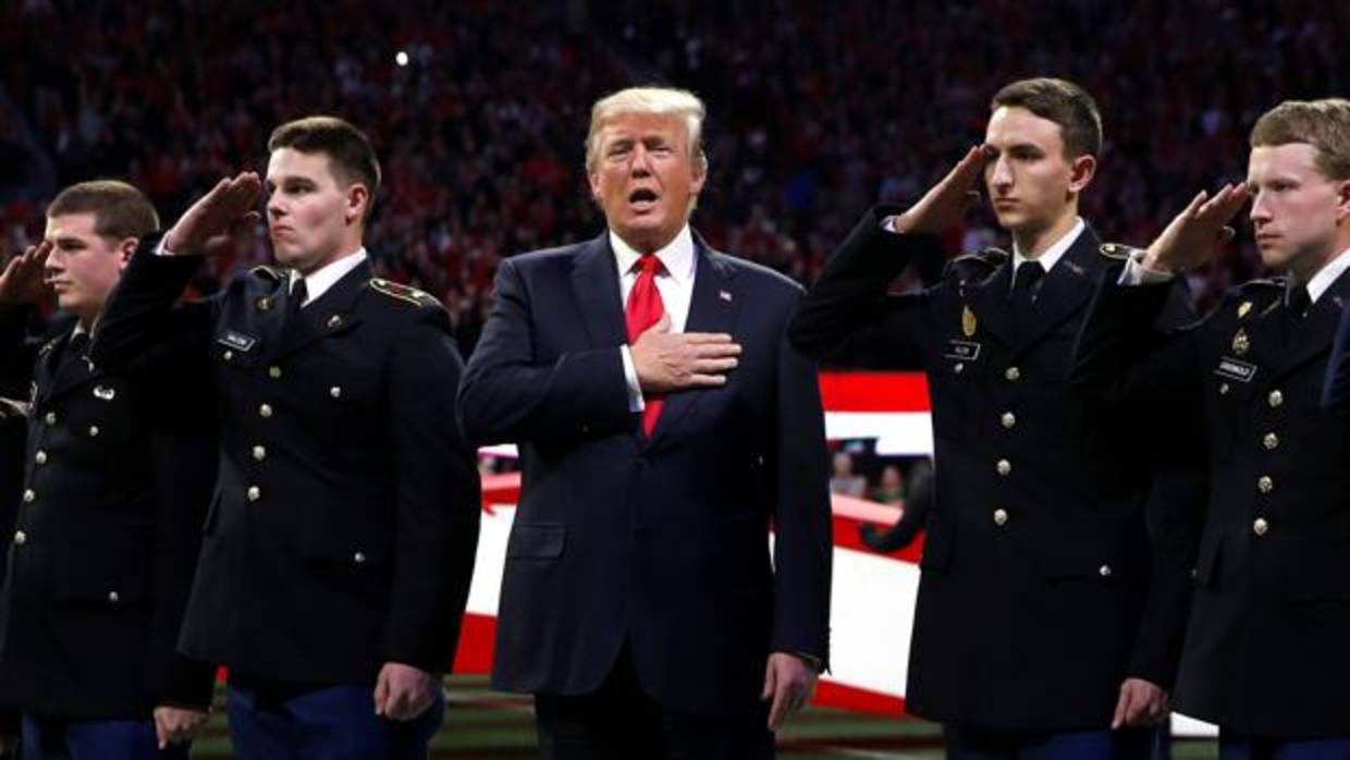 Burlas a Trump por (aparentemente) no saberse la letra del himno de EE.UU. en un partido de fútbol