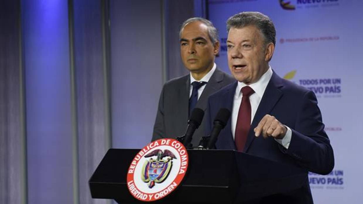 El presidente de Colombia, Juan Manuel Santos, junto al alto comisionado para la paz, Rodrigo Rivera