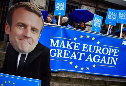 Activistas de la organización Avaaz, con una máscara de Emmanuel Macron y una pancarta que reza «Hacer grande Europa otra vez», a imitación del lema de Donald Trump sobre EE.UU.