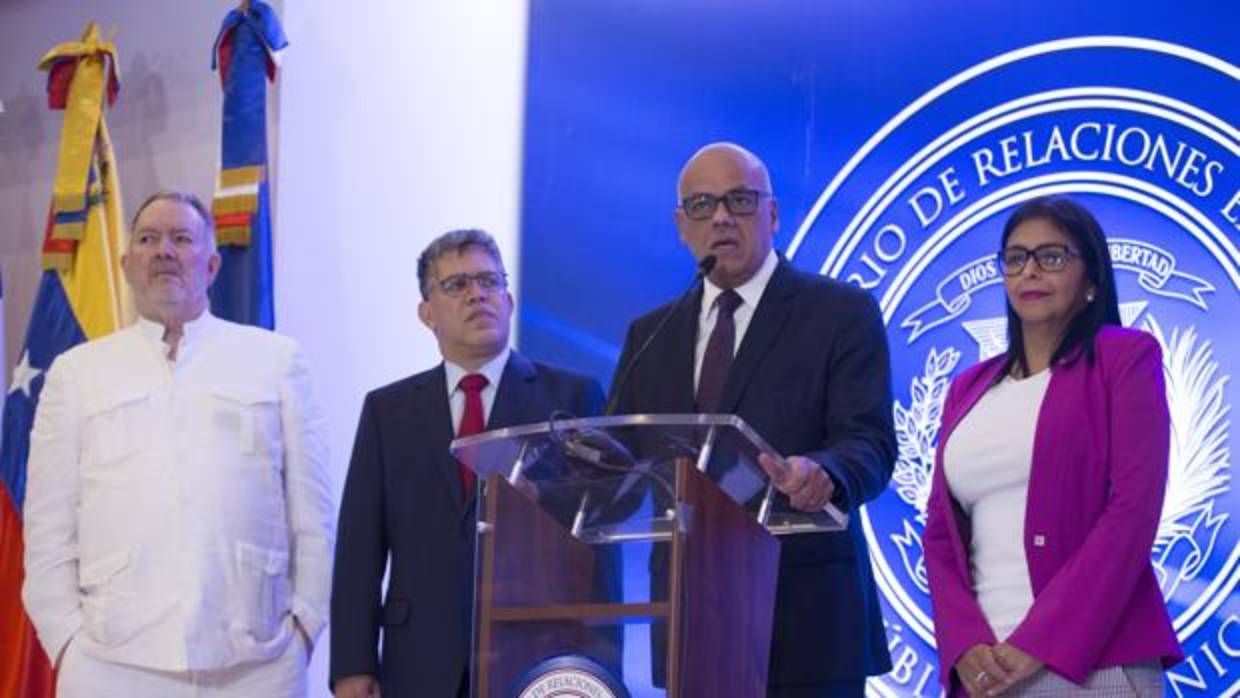 El ministro venezolano de Comunicación y Cultura, Jorge Rodríguez (2d), habla junto al exembajador, Roy Chaderton (i); la presidenta de la oficialista Asamblea Nacional Constituyente (ANC), Delcy Rodríguez (d); y el ministro venezolano de Educación, Elías Jaua (2i)