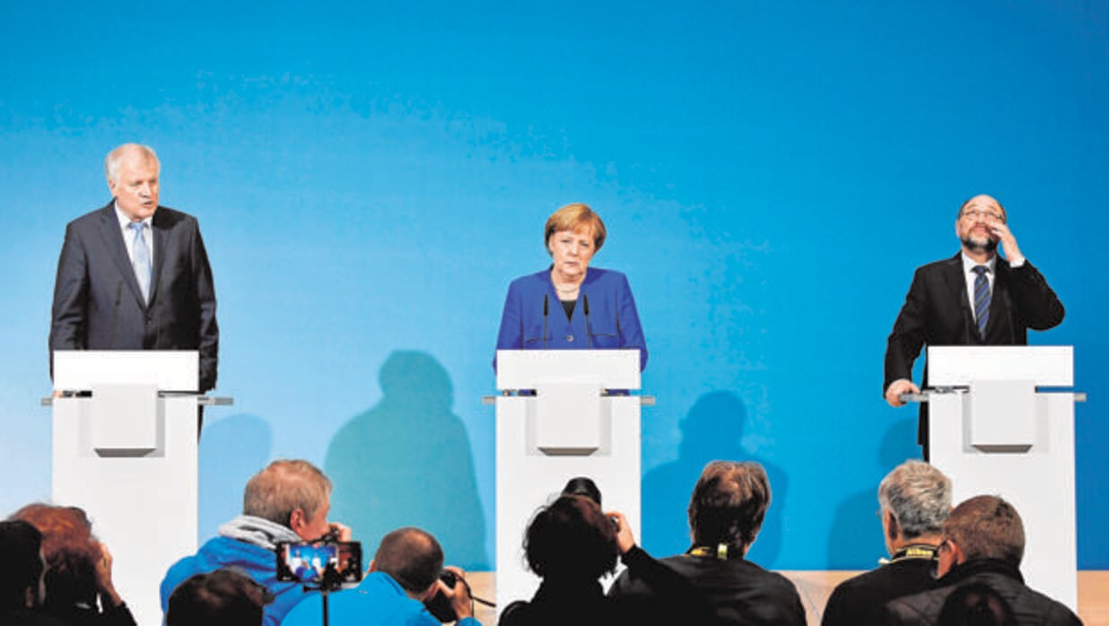 De izquierda a derecha, el líder del CDU de Baviera, Horst Seehofer,; la canciller Merkel, y el líder del SPD, Martin Schulz