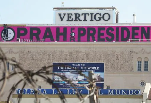 Pancarta apoyando a Oprah Winfreypara presentarse a la presidencia en 2020, en un edificio de Los Ángeles