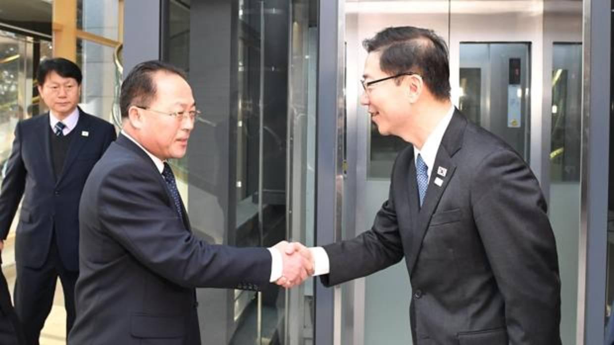 El delegado jefe de Corea del Norte Jon Jong-su (izq.) saluda a su homólogo surcoreano Chun Hae-sung