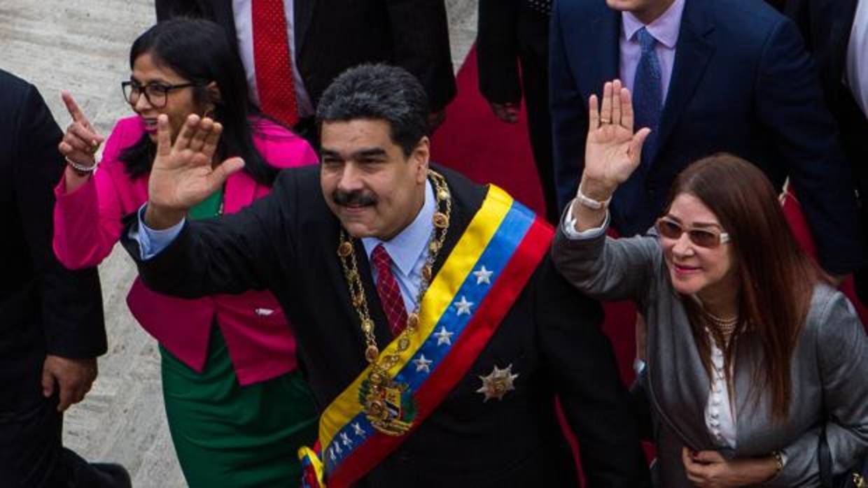 El presidente de Venezuela, Nicolás Maduro (c), asiste a una sesión de la Asamblea Nacional Constituyente (ANC) junto a la primera dama Cilia Flores (d) y la presidenta de la ANC, Delcy Rodríguez (i)