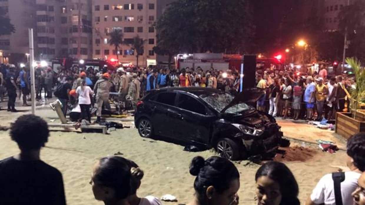 Estado del coche una vez se detuvo en la arena de la playa de Copacabana, en Río de Janeiro