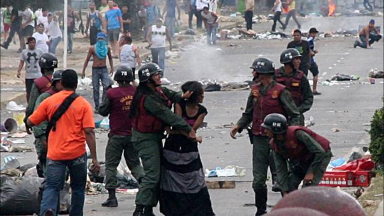Represión de una manifestación en un barrio de Caracas