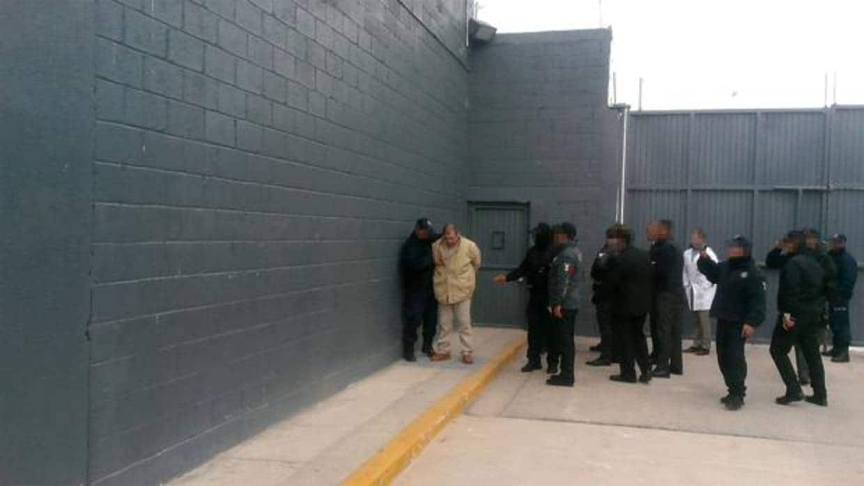 EL Chapo en una prisión mexicana hace un año, momentos antes de ser extraditado a Estados Unidos