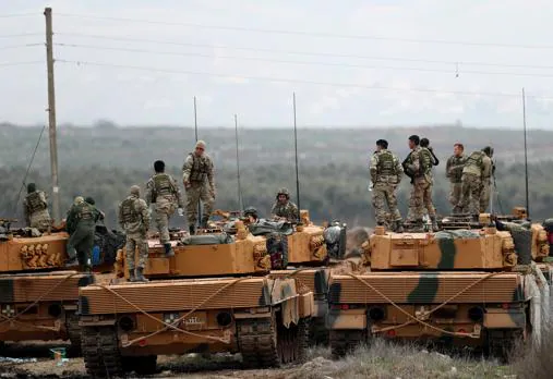 Tropas turcas junto a sus carros de combate en la frontera con Siria