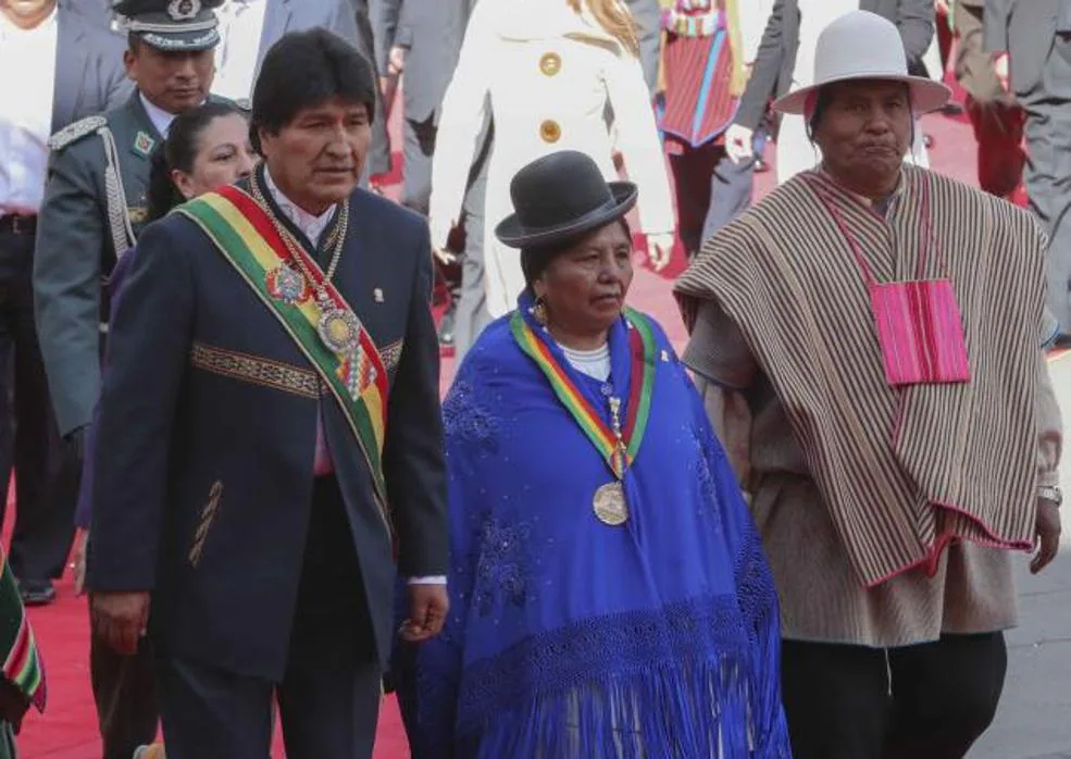Evo Morales, con diputados y senadores indígenas, camina hacia la salida del Palacio de Gobierno, este lunes en La Paz