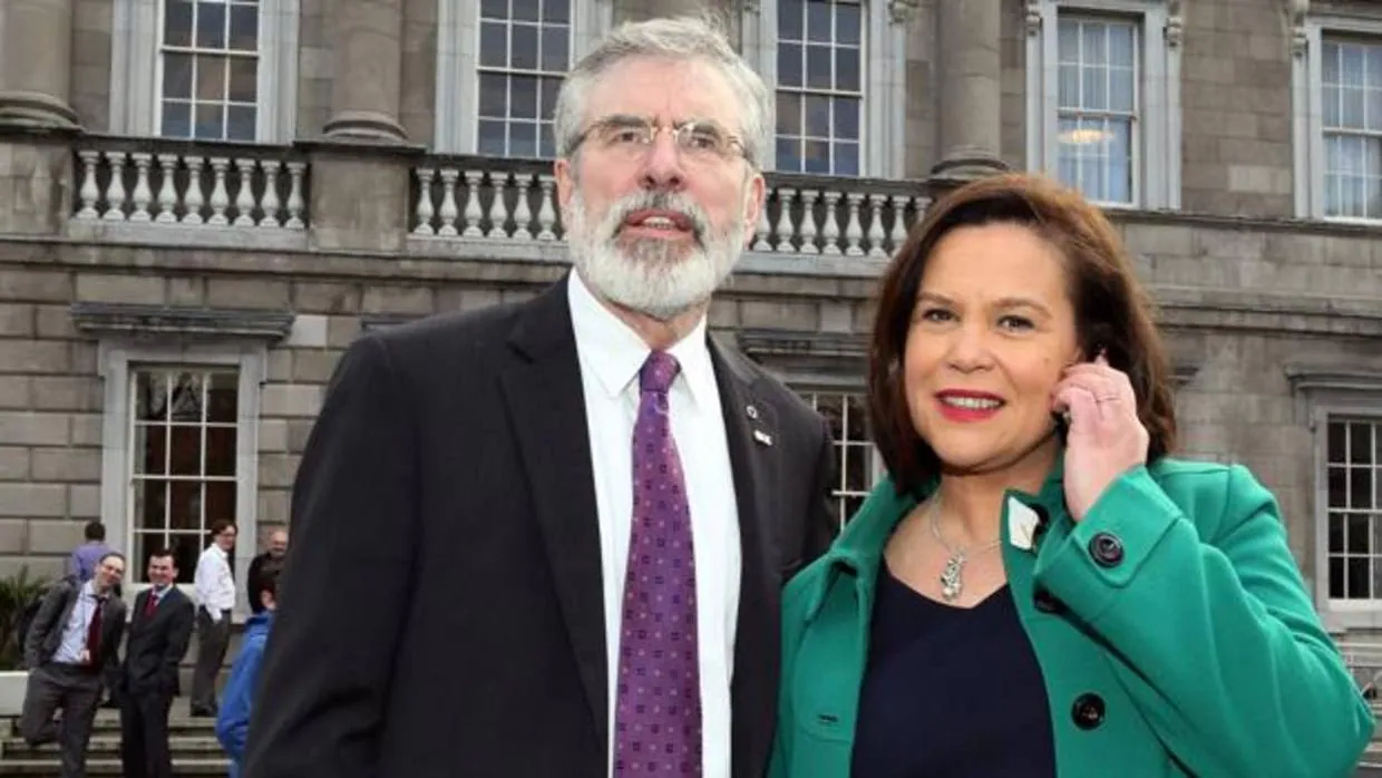 Gerry Adams y Mary Lou McDonald, en una imagen de 2016 en el exterior del Parlamento irlandés