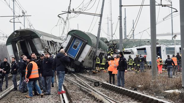 Tres muertos y decenas de heridos tras descarrilar un tren cerca de Milán