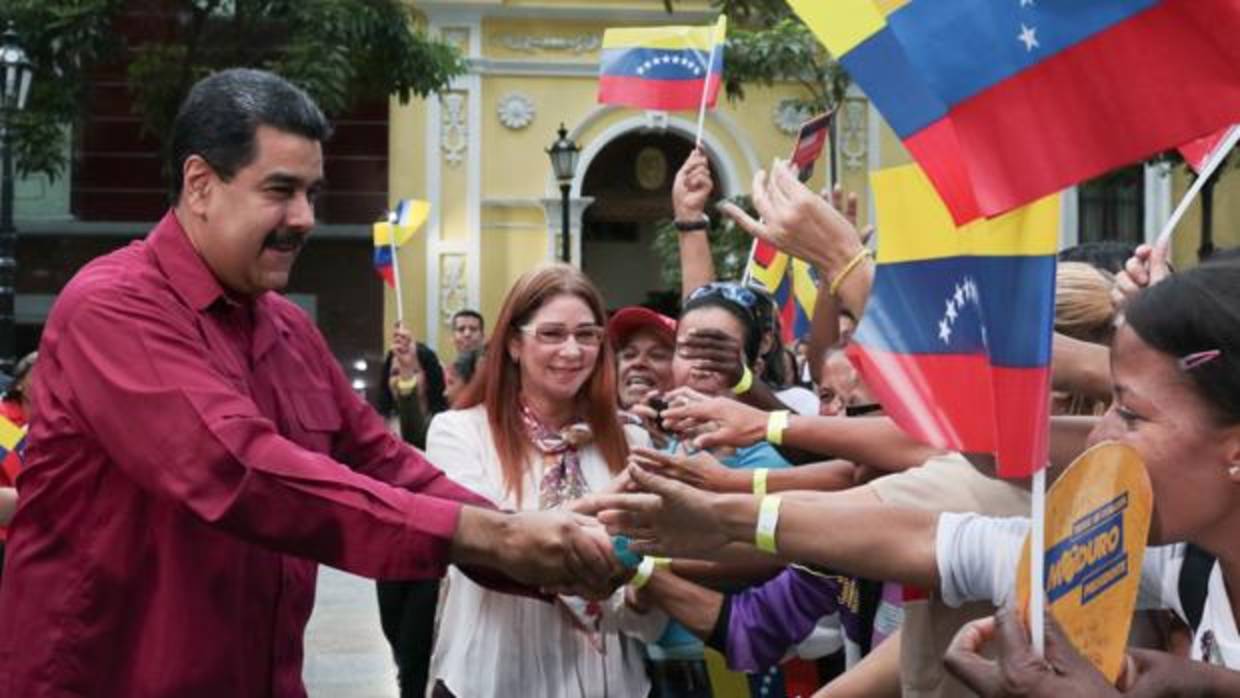 Nicolás Maduro (i), y su esposa, Cilia Flores (c), durante un acto de gobierno, ayer, en Caracas