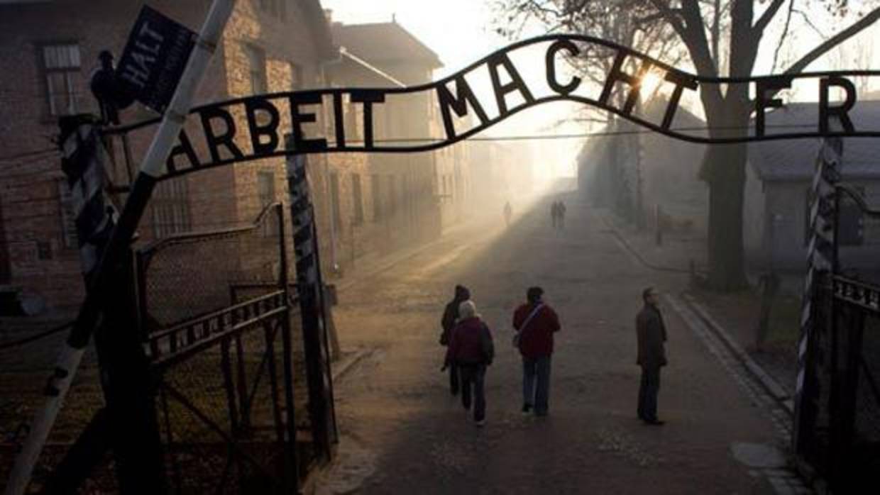 «El trabajo os hará librfes», en la entrada de Auschwitz