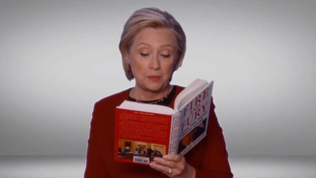 Clinton se mofa de Trump al leer fragmentos del libro de Wolff en la gala de los Grammy