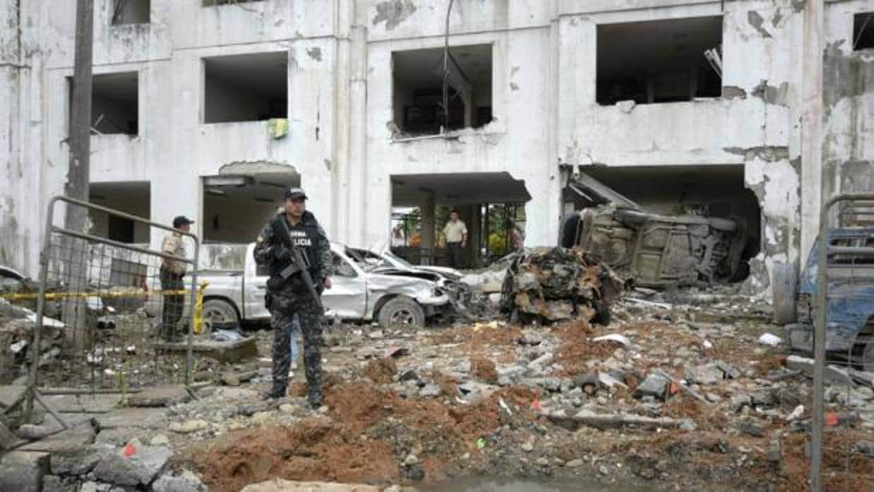 Los narcos explotan un coche bomba en Ecuador, a una semana de una consulta popular