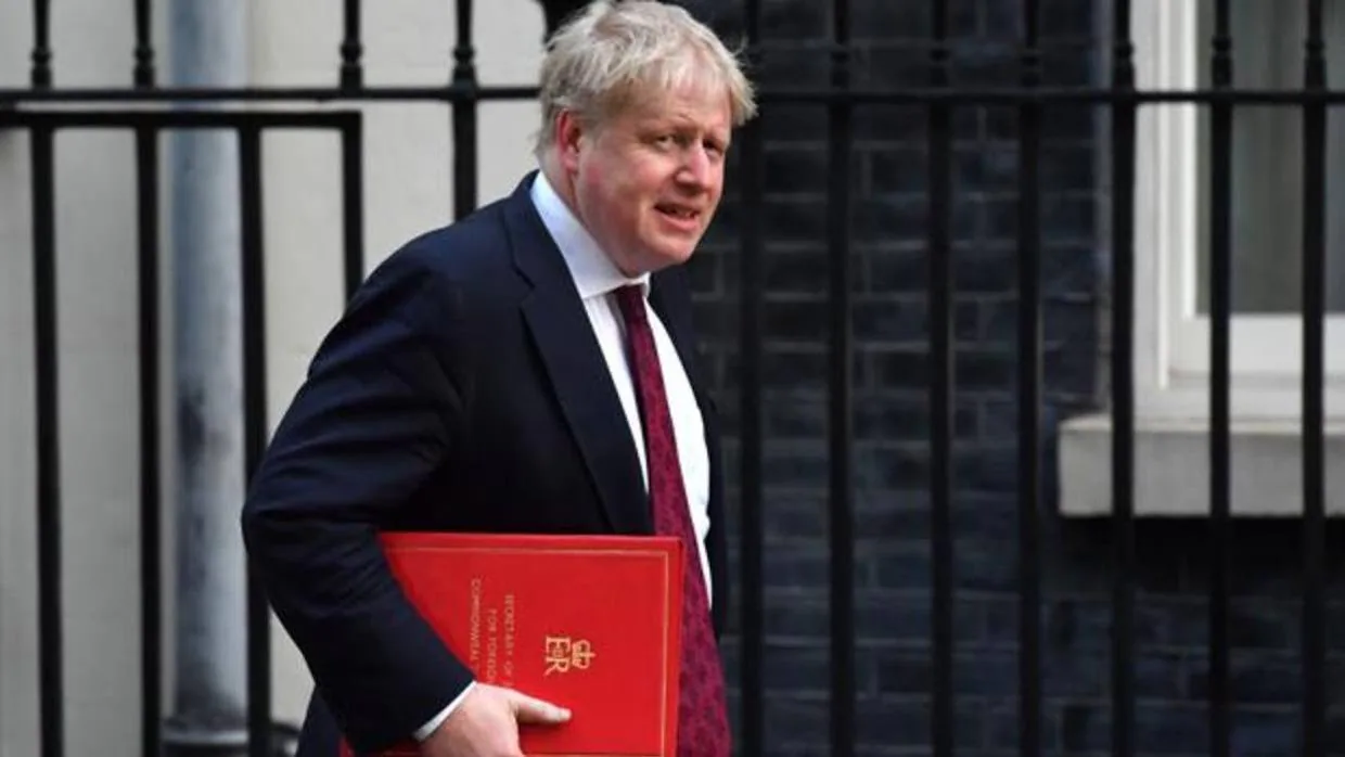 Boris Johnson se dirige a la reunión semanal del gobierno británico en el 10 de Downing Street