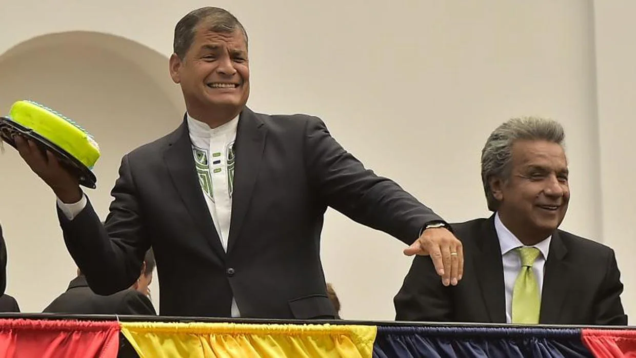 Rafael Correa y Lenín Moreno (d), poco después del triunfo del segundo en las presidenciales del 2 de abril, en un acto en Quito