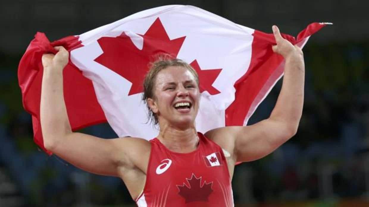 La canadiense Erica Wiebe celebra su medalla de oro en Lucha en los Juegos Olímpicos de Río en 2016
