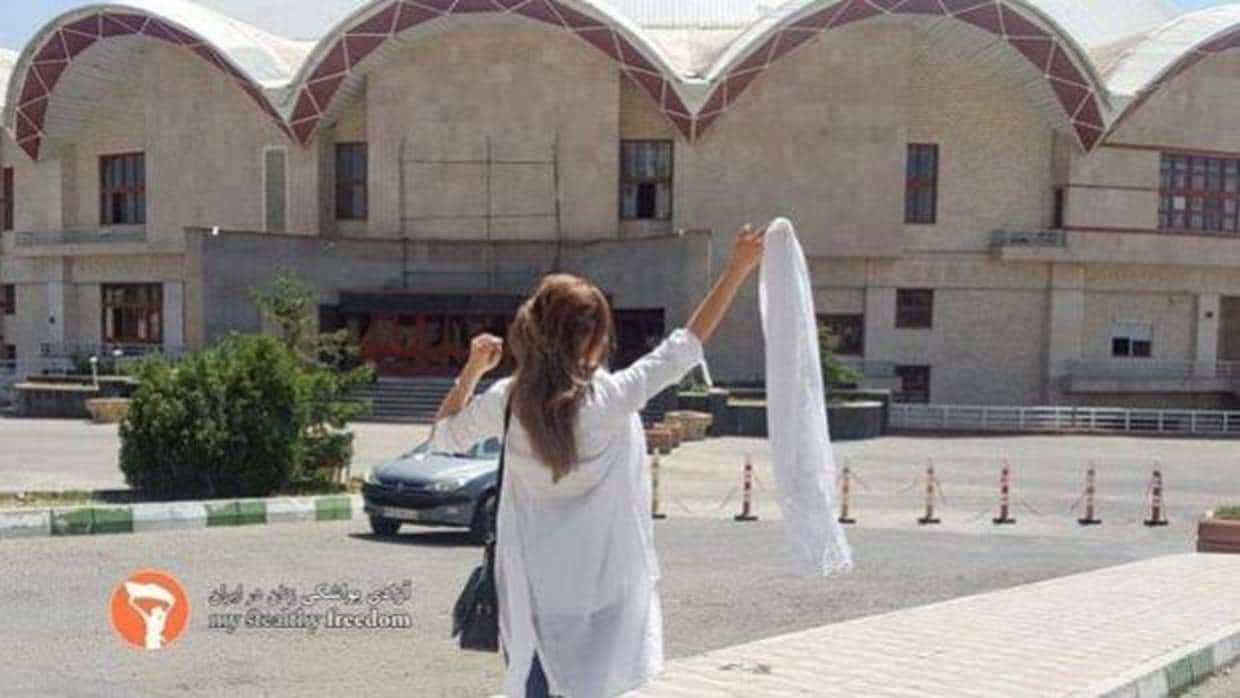 Una mujer se quita el velo blanco en señal de protesta contra la ley islámica en Irán