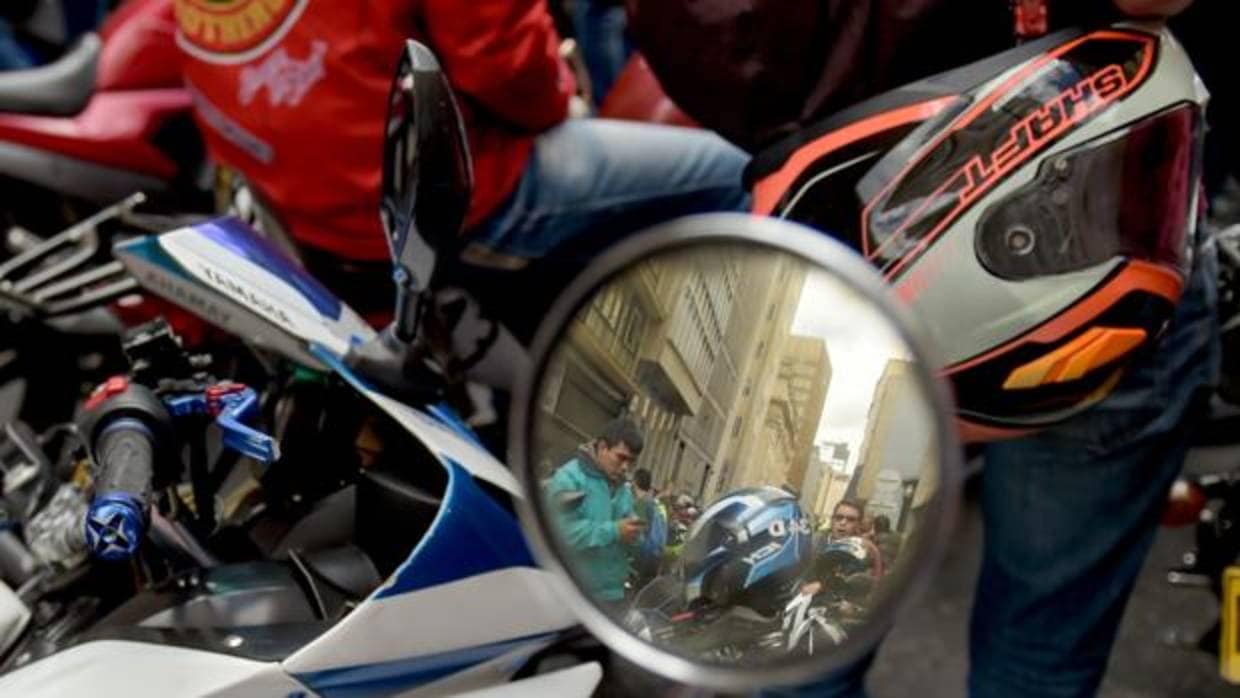 Protesta que se produjo el pasado 26 de enero en Bogotá contra la nueva medida que impide a los hombres mayores de 14 años viajar como pasajeros en motos